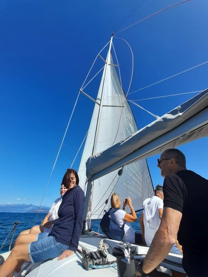 Gita in barca a vela sul Lago di Garda da Peschiera lungo la costa veneta fino a Punta San Vigilio 8